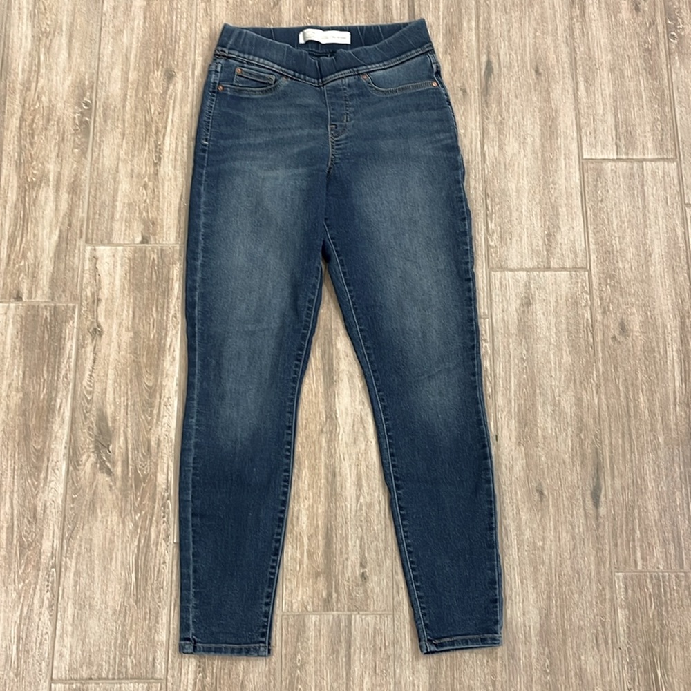 Levi shaping pull on skinny jeans size 2, (26 x 28)